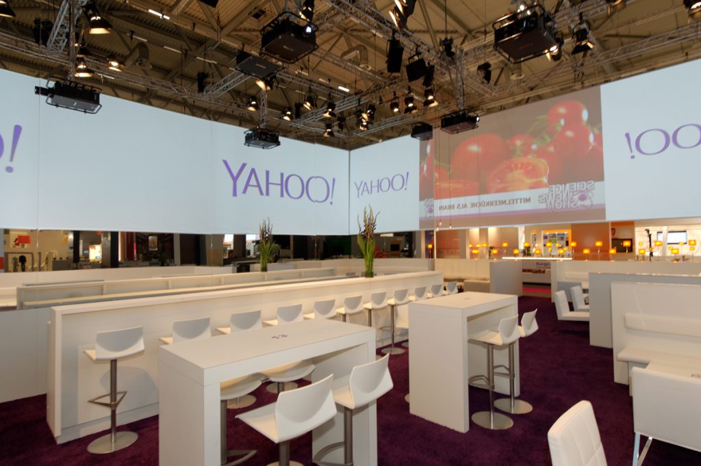 Messestand und Leuchtbanner Yahoo